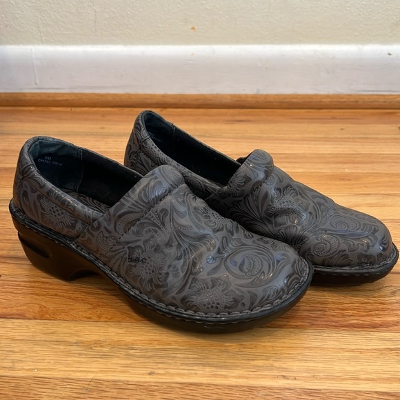 boc Shoes - BOC Grey Paisley Clogs Slip-On Women’s 9 M Embossed Shoes